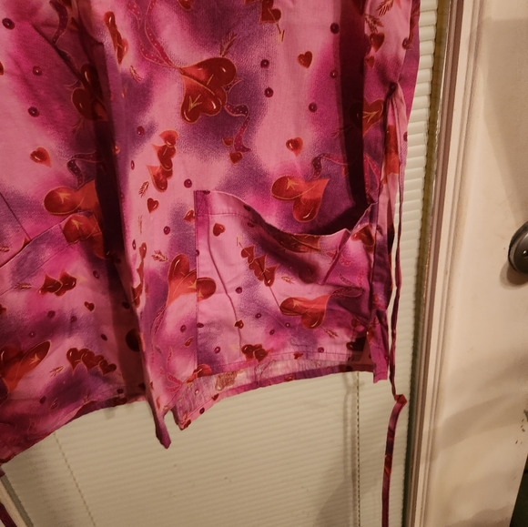 28 ELSIE OF MIAMI PINK/ RED SCRUB HEARTS SIZE MEDIUM P2P 23" - Picture 6 of 6